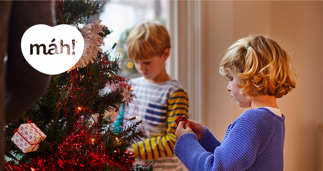 Niños siguiendo la tradición de armar el arbol de Navidad